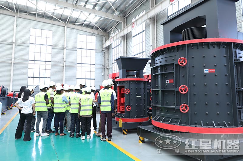 客户来厂参观复合式破碎机