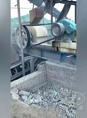 铝厂焙烧后的电解质破碎用对辊破碎机，一小时50吨型号价格介绍
