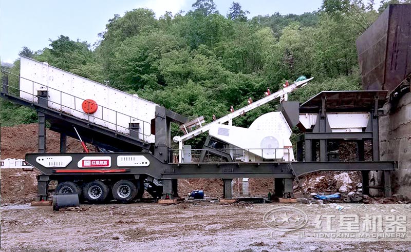 时产300吨石灰石移动锤式破碎机生产线现场