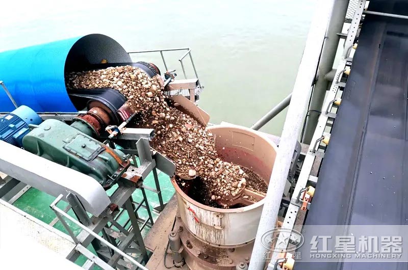 物料进入圆锥破进行中细碎