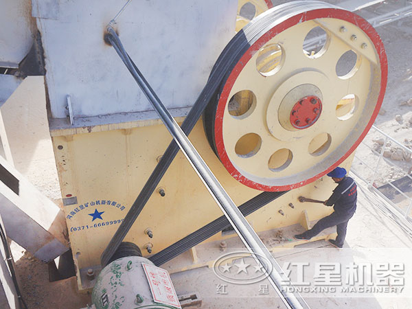 69鄂式碎石（砂）机现场作业图