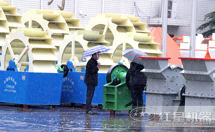 客户冒雨参观选购大型洗砂机